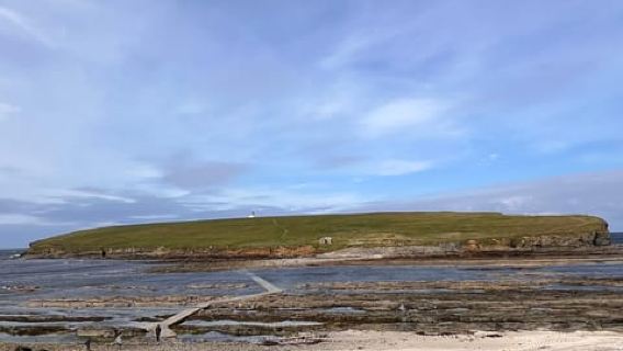 Playas y acantilados de las Orcadas con piedras neolíticas