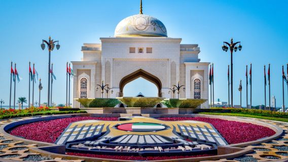 1-day tour from Dubai to Abu Dhabi city sightseeing including mosque and presidential palace with Chinese/English guide