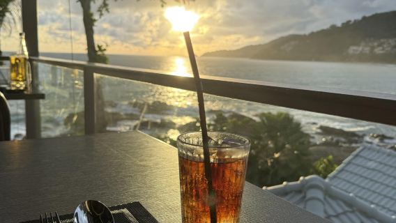 Meg Khram the Sunshine & Submarine 223 Bar, layanan reservasi restoran.