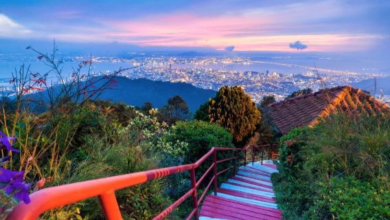 Tagesausflug zur Pinang Peranakan Mansion, der Straße der Wandgemälde, den Nachname-Brücken und dem nächtlichen Penang Hill