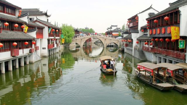 上海終日観光ツアー 名物グルメ+七宝老街+豫園+白玉蘭+外灘 日本語ガイド&昼+夕食付き!