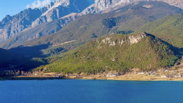 Tour classico di Shangri-La: Monastero di Songzanlin + Lago Napa con guida multilingue cinese e inglese | Personalizzabile