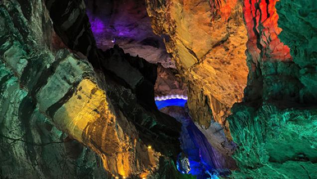 Guangzhou round-trip 1-day tour to Qingyuan Millennium Yaozhai and Lianzhou underground river with Chinese and English services available