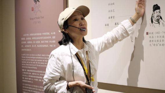 Shu Xiaojiang: Tur Panduan 90 Menit di Chengdu Du Fu Thatched Cottage · Opsi termasuk tiket masuk + headset Bluetooth