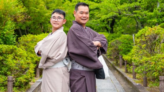 Kyoto at the heart of Kiyomizu-dera sightseeing authentic men's kimono rental to enjoy at a long-established shop founded in 1830