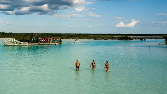 Bacalar: Lagoon Sailing Tour with Snacks and Drinks