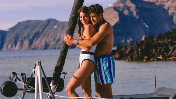 Santorini: Premium-Katamaran-Kreuzfahrt + BBQ + offene Bar + Transfers