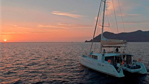 Santorini: Luxus-Sonnenuntergangskreuzfahrt mit Abendessen, Grill und Getränken