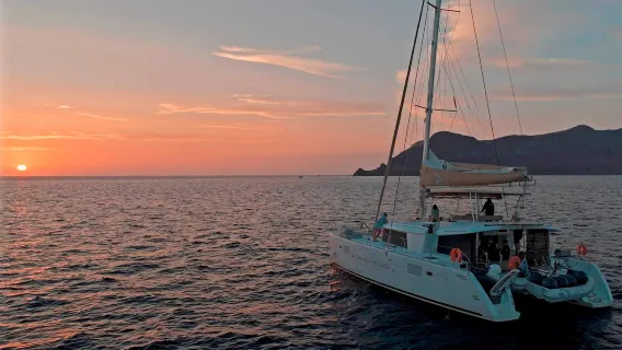 Santorini: Chuyến du thuyền ngắm hoàng hôn sang trọng bao gồm bữa tối, đồ nướng và đồ uống