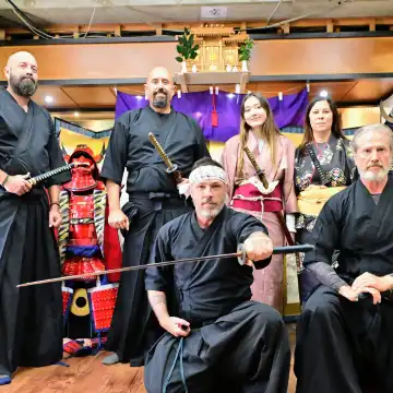 大阪城近くで本物の鋭さを誇る侍刀を使った武士道の試し斬り体験