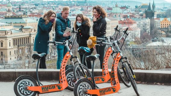 Prag: Fat Tire- oder Rollertour mit ortskundigem Guide
