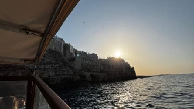 폴리냐노의 아름다운 해안으로 향하는 목조 고조 보트 투어 (식전주 포함)