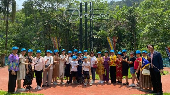 Dong Hoi: escursione di un giorno alla Grotta del Paradiso e alla Grotta Oscura