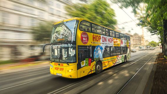Autobús turístico de dos pisos con paradas libres en Viena, Austria