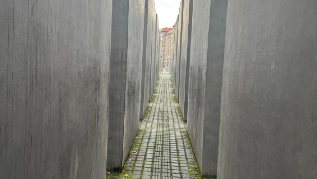 柏林一日遊：國會大廈-查理檢查站-東邊畫廊-萬湖【華人司機】