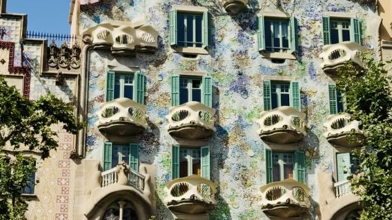 Encounter the artistic world of Gaudi – exclusive private charter 1-day tour to La Pedrera – Casa Milà and Casa Batlló (ticket not included)