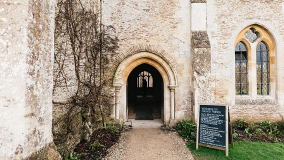 From Bristol: Stonehenge and Cotswold Villages Day Tour