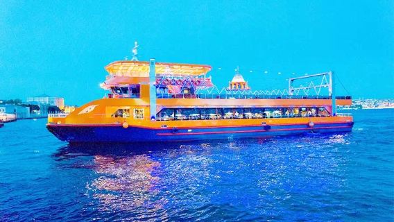 Bootsfahrt auf dem Bosporus in Istanbul (Meerespanorama + historische Festungen an beiden Ufern + Stadtansicht vom Wasser aus)