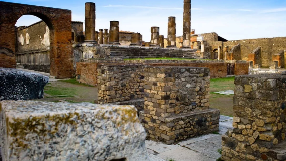 Tagesausflug zum Archäologischen Park Pompeji und Vesuv mit klimatisiertem Reisebus und typischem Mittagessen