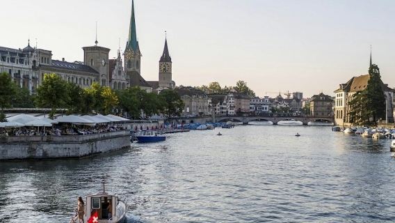 Zurigo: visita guidata a piedi del centro storico + crociera sul lago + ingresso facoltativo al Museo FIFA