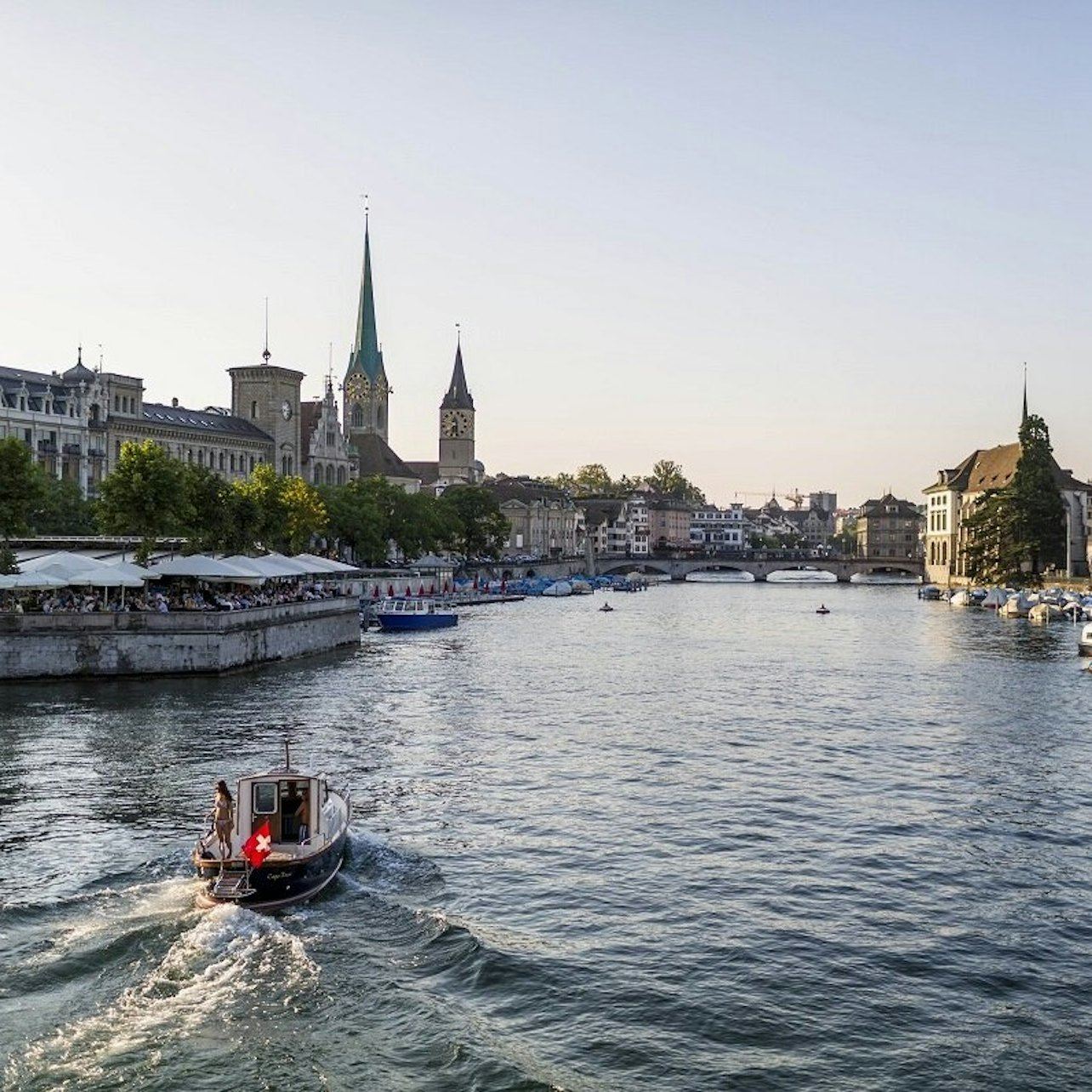 Zurich: Guided Old Town Walking Tour + Lake Cruise + Optional FIFA Museum Entry