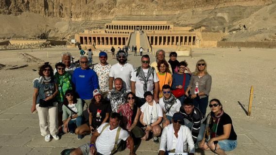 Tour privato di un giorno a Luxor sulle rive occidentale e orientale, guida privata e auto, biglietti principali con pranzo