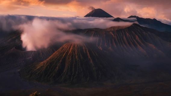 One-day expedition to Mount Bromo in Indonesia: close encounter with mysterious beauty and active volcano