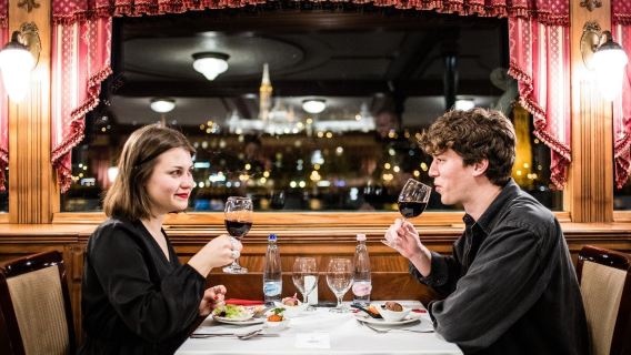 Budapest: Traditional Hungarian Dinner Cruise with Live Music