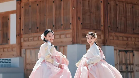 Esperienza di noleggio hanbok al Palazzo Gyeongbokgung a Seoul - Gongnyeo Fox