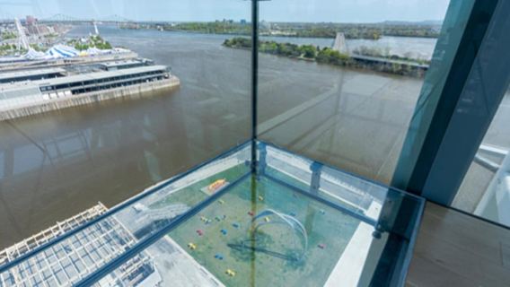 Ingresso della torre di vetro del porto di Montreal