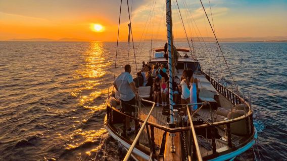 Athens: Riviera Sunset Party Boat with Drinks and Snacks