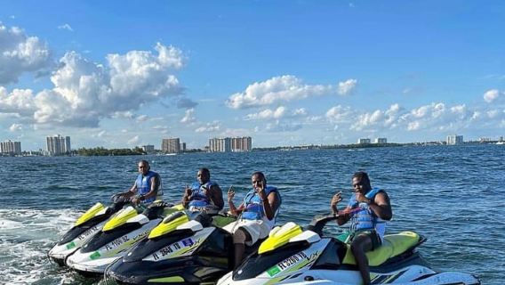 1 hora de moto acuática + 30 minutos de paseo en barco gratis