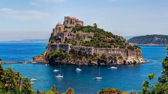 Tour dell'isola di Ischia in barca + sosta a Sant'Angelo