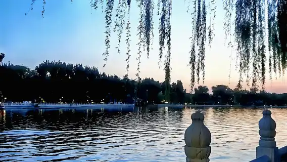 Night tour of Temple of Heaven + Drive-by view of Tiananmen Square + Jingshan Park + Dashilar + Back Lakes (Hou Hai) + Drum Tower (English-speaking guide)