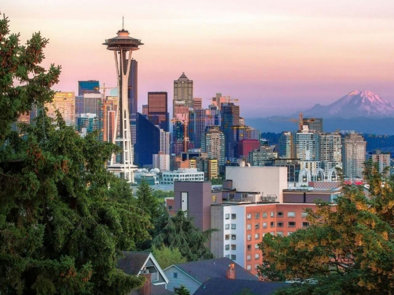 12-person English small group 1-day tour of Seattle downtown landmarks