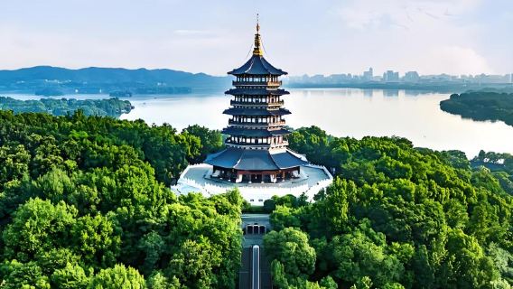 Englischsprachiger Reiseleiter führt eine eintägige Tour zum Westsee in Hangzhou