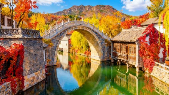 Beijing W Town 1-day tour/Explore Jiangnan-style town/Climb the Great Wall/Watch the light and water show