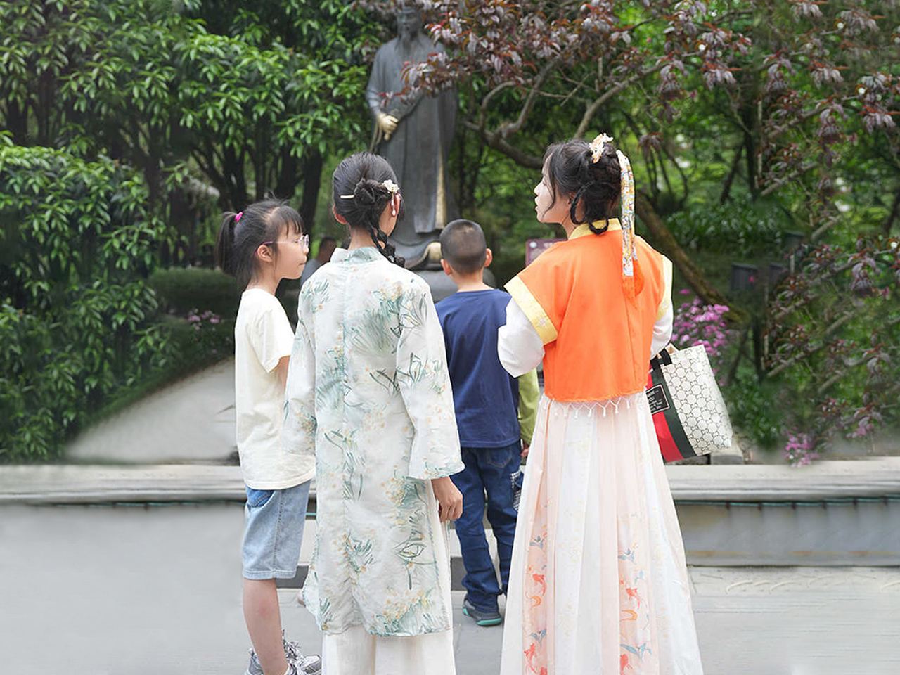 Dujiangyan Scenic Area Family Half-Day Camp [‘Ancient Weir Project' Study Tour | Explore Dujiangyan | In-Depth Guide + Intangible Cultural Heritage Handicraft Experience]