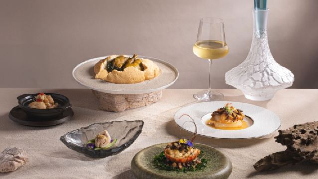 Cordis, Hongkong | Verfijnd Kantonees restaurant | Ming Court | Ultiem Drakenkeizer Banket / Lalique · Kun Cui Gastronomisch Feest