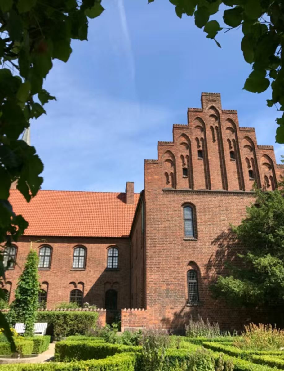 丹麥哥本哈根來回歐登塞安徒生童話主題+伊埃斯科城堡包車一日遊