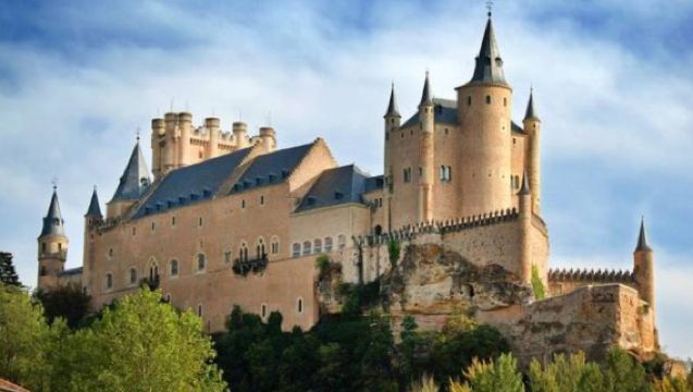 Sepanyol Sevilla: Bandar Putih Tebing + Bandar Smurf + Istana Saara dengan Sewaan Peribadi Berbahasa Cina