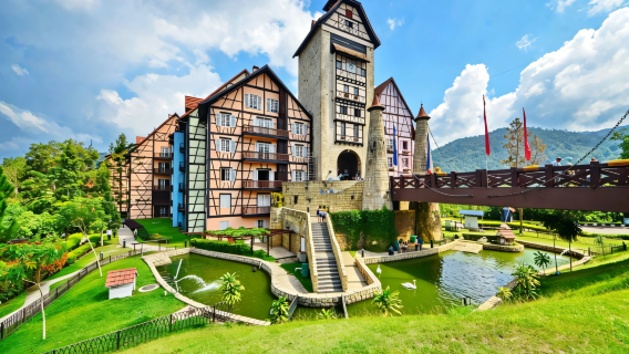 Private chartered tour to Batu Caves + Colmar Tropicale, Berjaya Hills + Japanese Village + Genting Highlands: highland sea of clouds and exotic charm