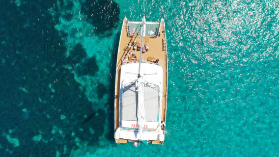 Cannes: Półdniowa wycieczka katamaranem po zatoce (z lunchem, winem i snorkelingiem na Wyspach Lérins)