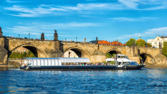 Pelayaran pelancongan selama 2 jam dengan bot kaca di Sungai Vltava, Prague termasuk makan tengahari
