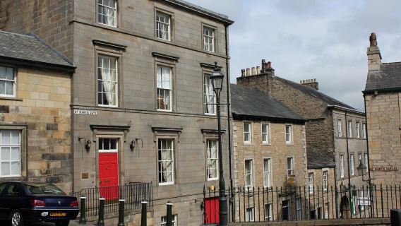 Passeio de Áudio Lancaster: Salários, Mandados e Armazéns