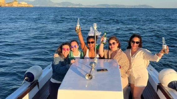 Napoli: Crociera con aperitivo al tramonto da Marechiaro