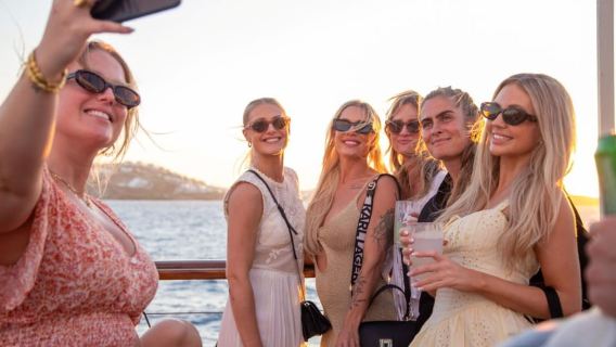 Mykonos: Sunset Party Boat Cruise with 1 Drink