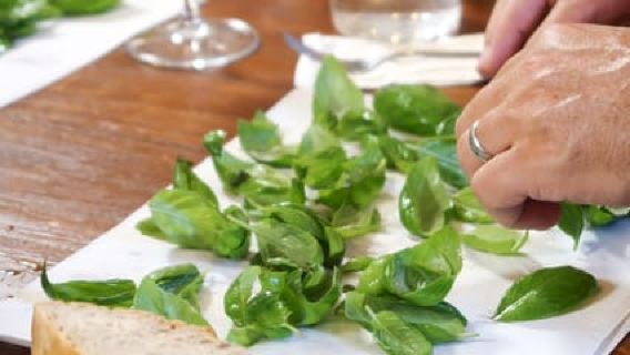 Cinque Terre: Pesto Making Class with Wine and Food Tasting