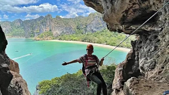 Railay beach climbing experience in Krabi [climbing paradise | professional climbing instructor, optional private lessons]
