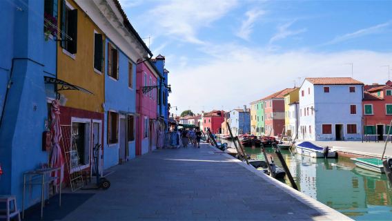Murano and Burano: Morning Boat Tour + Glass-blowing Demonstration